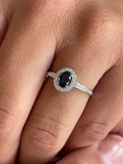 Anillo HALICA en zafiro oval con brillantes en oro blanco de 14 ktes