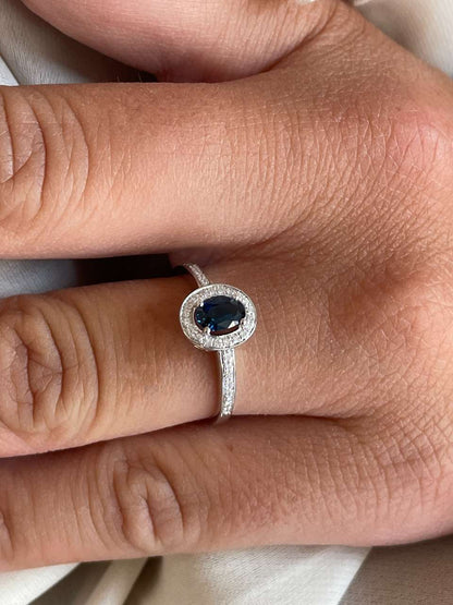 Anillo HALICA en zafiro oval con brillantes en oro blanco de 14 ktes