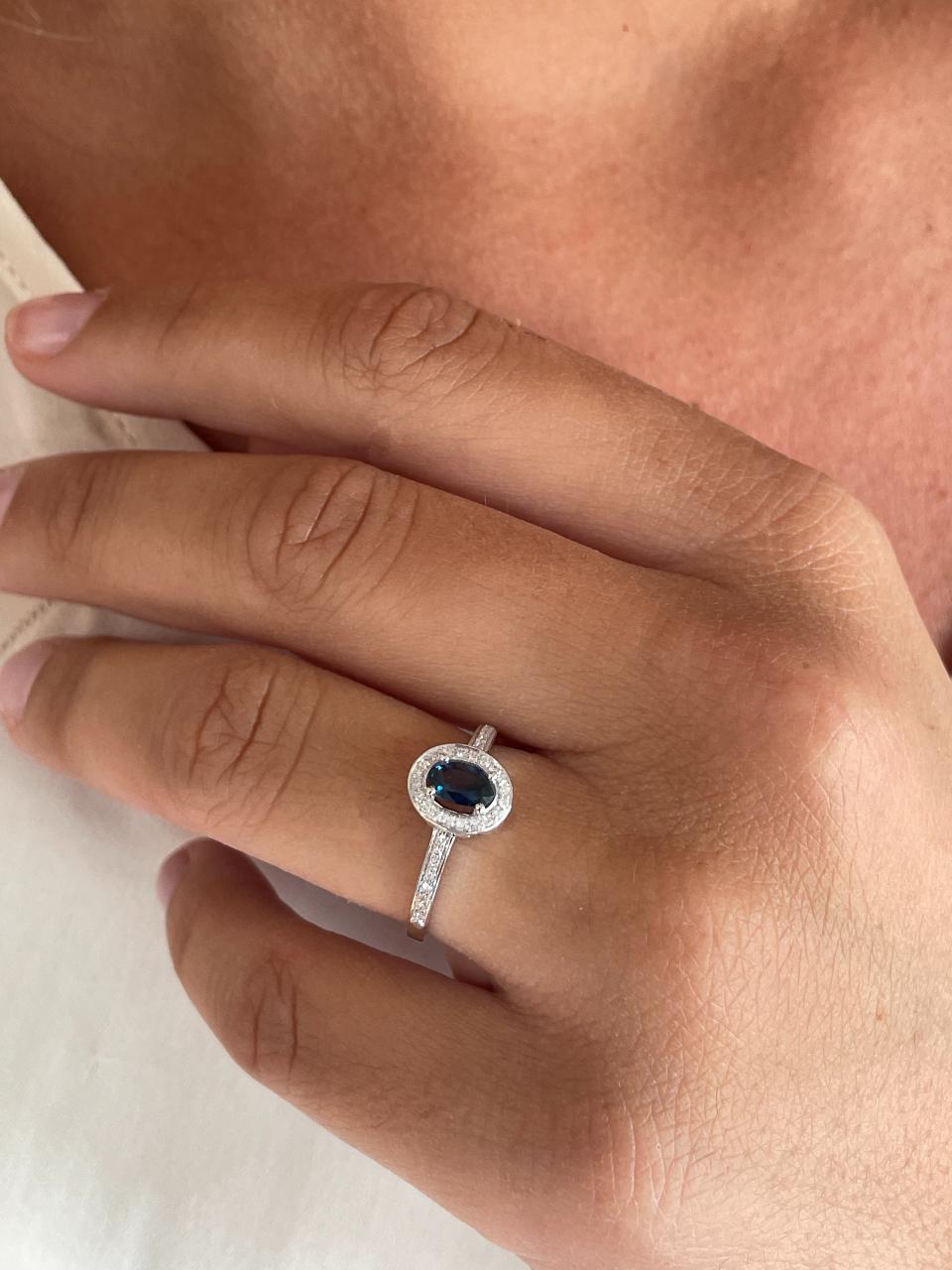 Anillo HALICA en zafiro oval con brillantes en oro blanco de 14 ktes