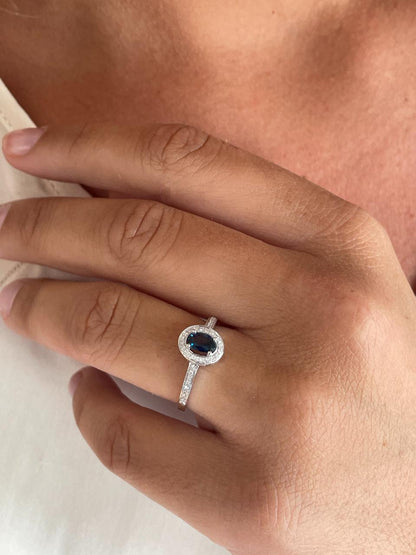 Anillo HALICA en zafiro oval con brillantes en oro blanco de 14 ktes
