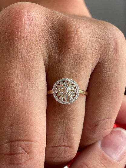 Anillo CENAT con brillantes en oro amarillo y blanco de 14 ktes.