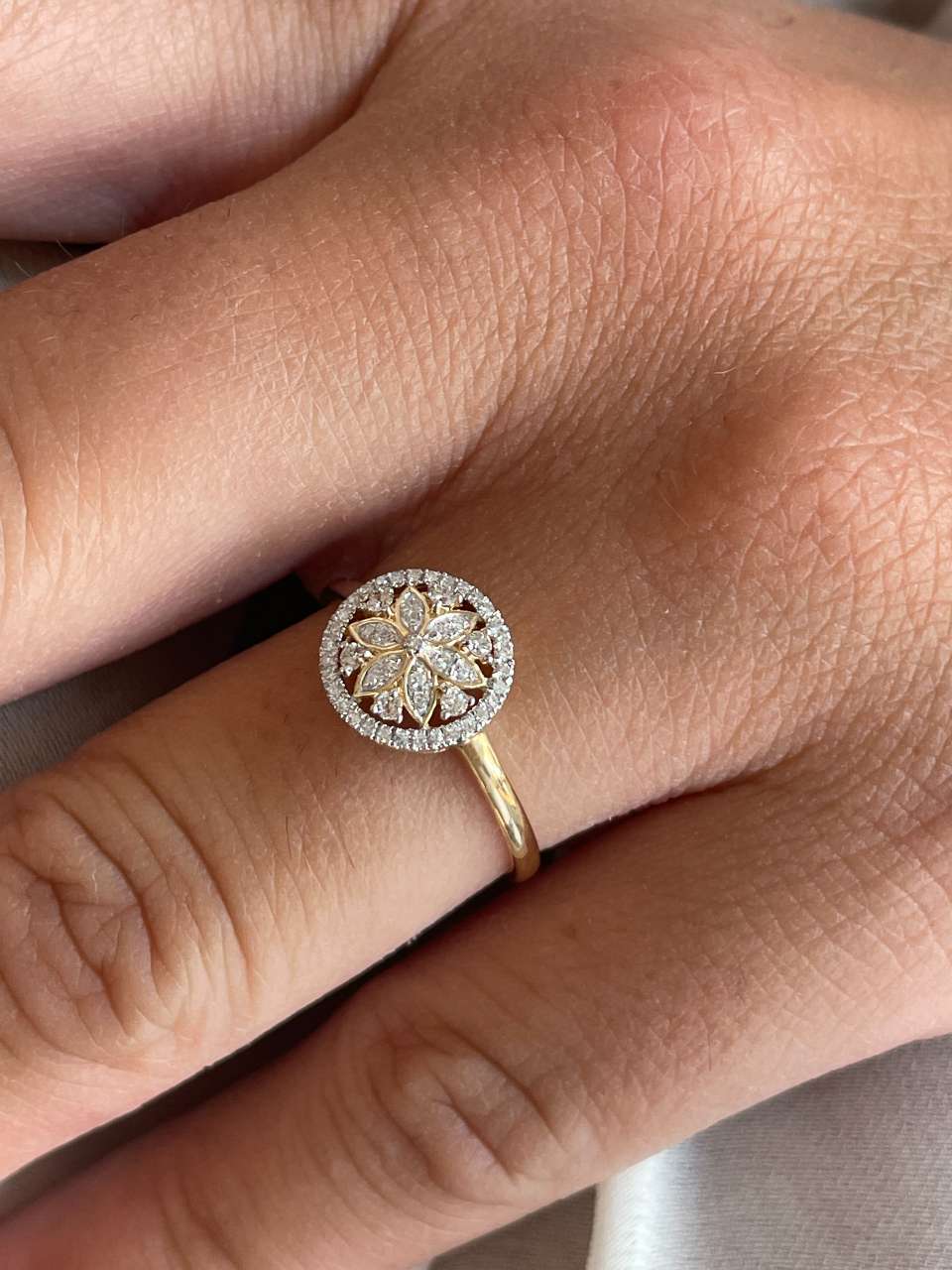 Anillo CENAT con brillantes en oro amarillo y blanco de 14 ktes.