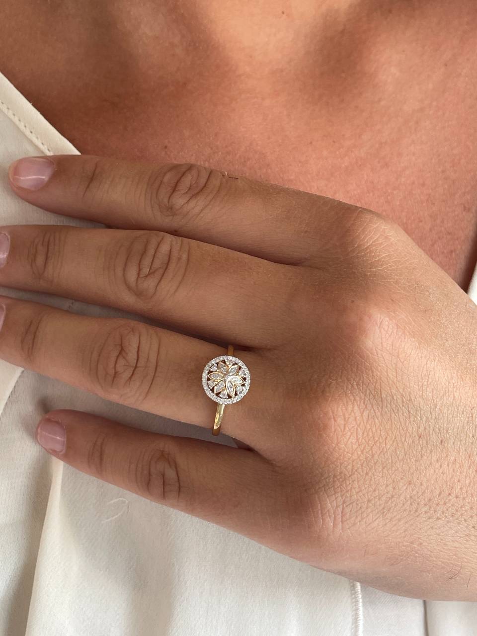 Anillo CENAT con brillantes en oro amarillo y blanco de 14 ktes.