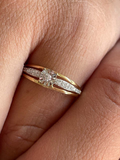 Anillo MENTO con brillantes en oro amarillo y blanco de 14 ktes.