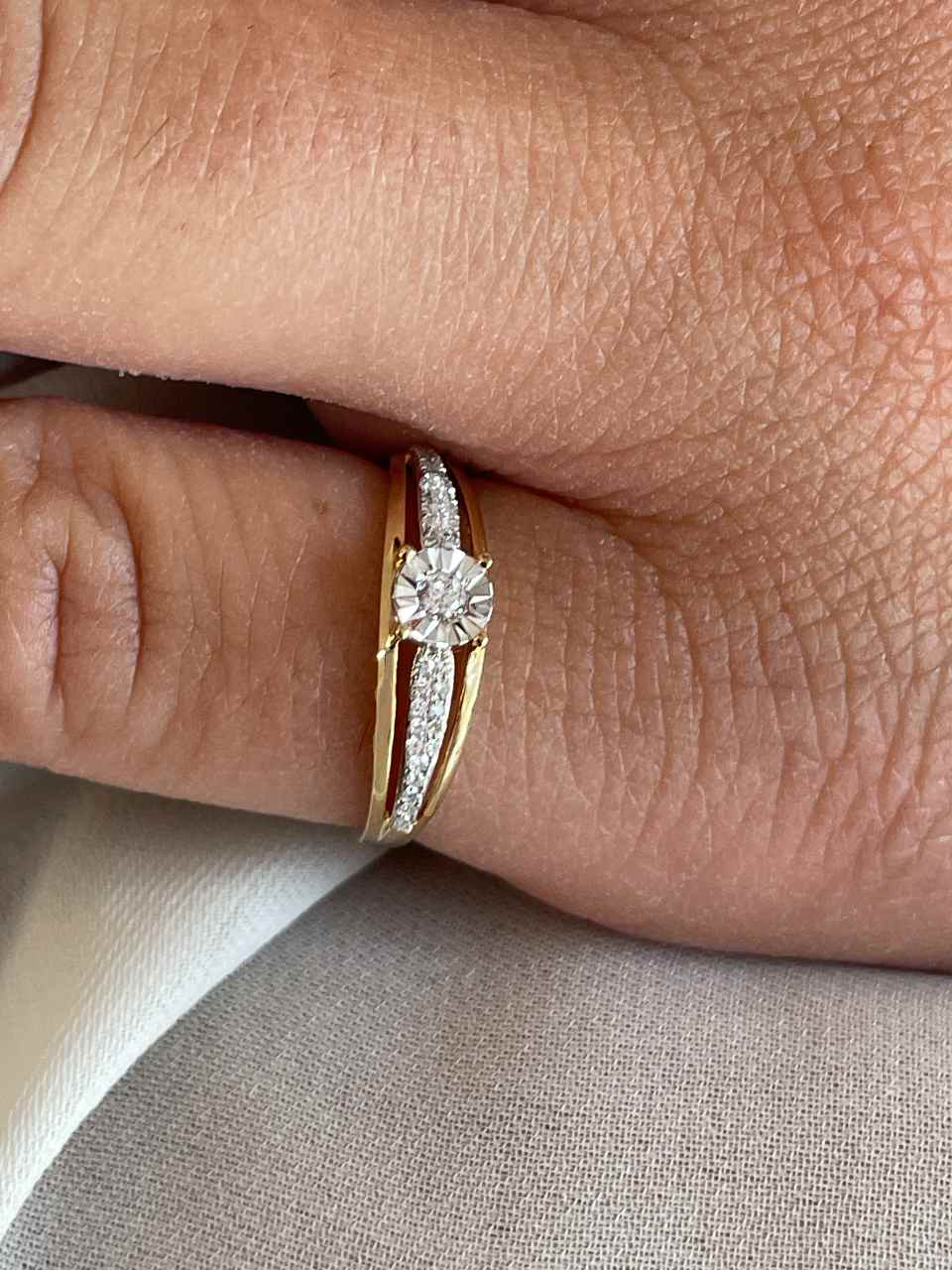 Anillo MENTO con brillantes en oro amarillo y blanco de 14 ktes.
