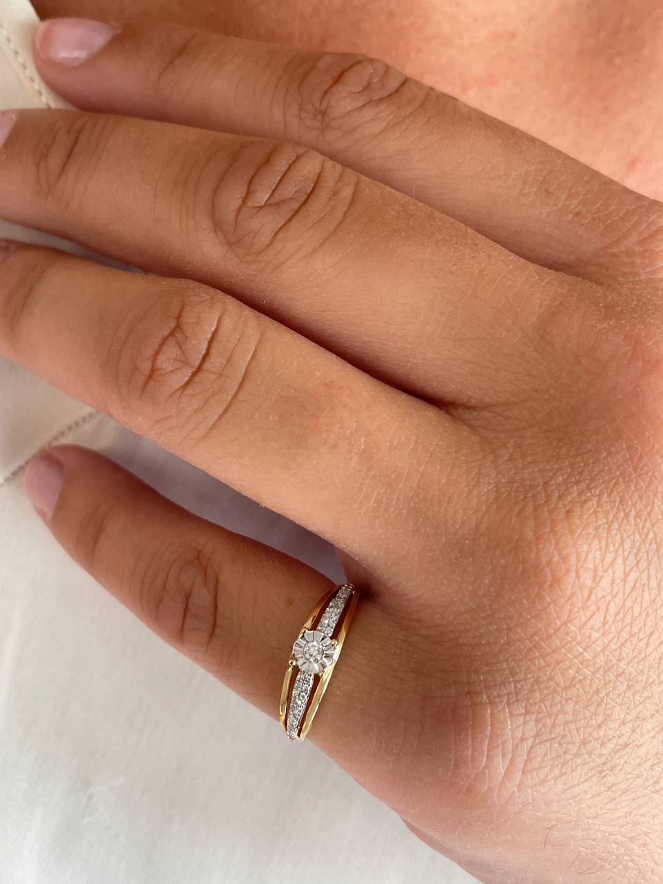Anillo MENTO con brillantes en oro amarillo y blanco de 14 ktes.