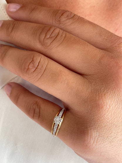 Anillo MENTO con brillantes en oro amarillo y blanco de 14 ktes.