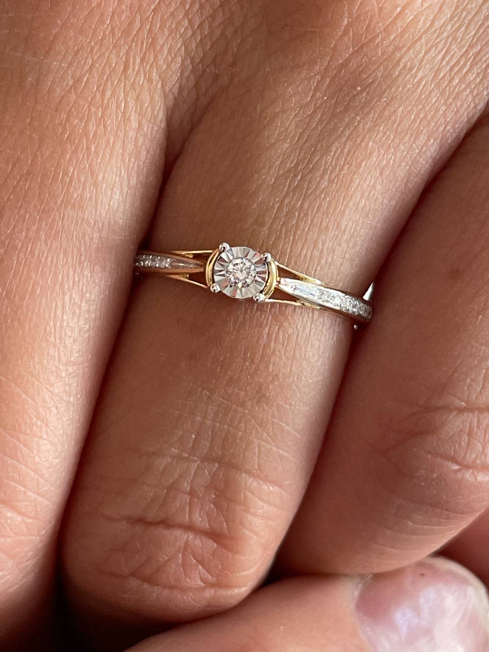 Anillo TAIR con brillantes en oro amarillo y blanco de 14 ktes.