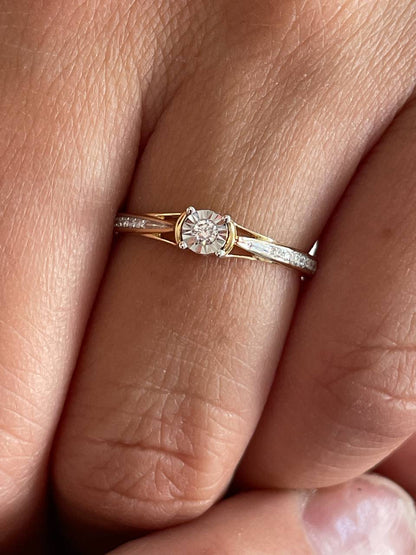Anillo TAIR con brillantes en oro amarillo y blanco de 14 ktes.
