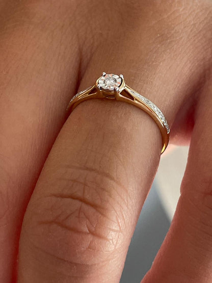 Anillo TAIR con brillantes en oro amarillo y blanco de 14 ktes.