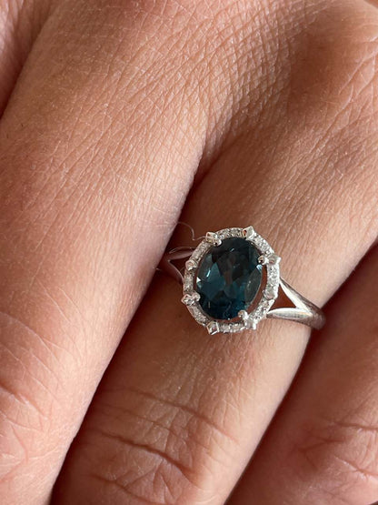 Anillo PALANKA topacio azul con brillantes en oro blanco de 14 ktes