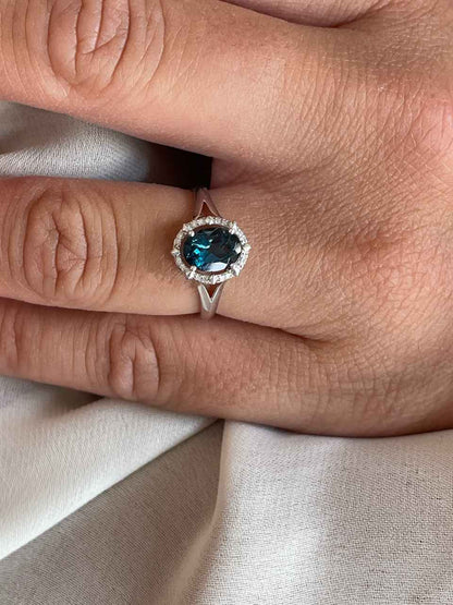 Anillo PALANKA topacio azul con brillantes en oro blanco de 14 ktes