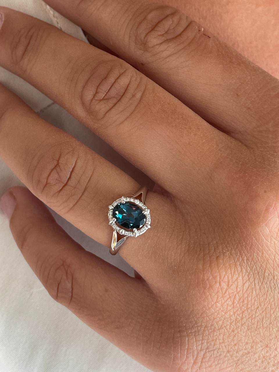 Anillo PALANKA topacio azul con brillantes en oro blanco de 14 ktes
