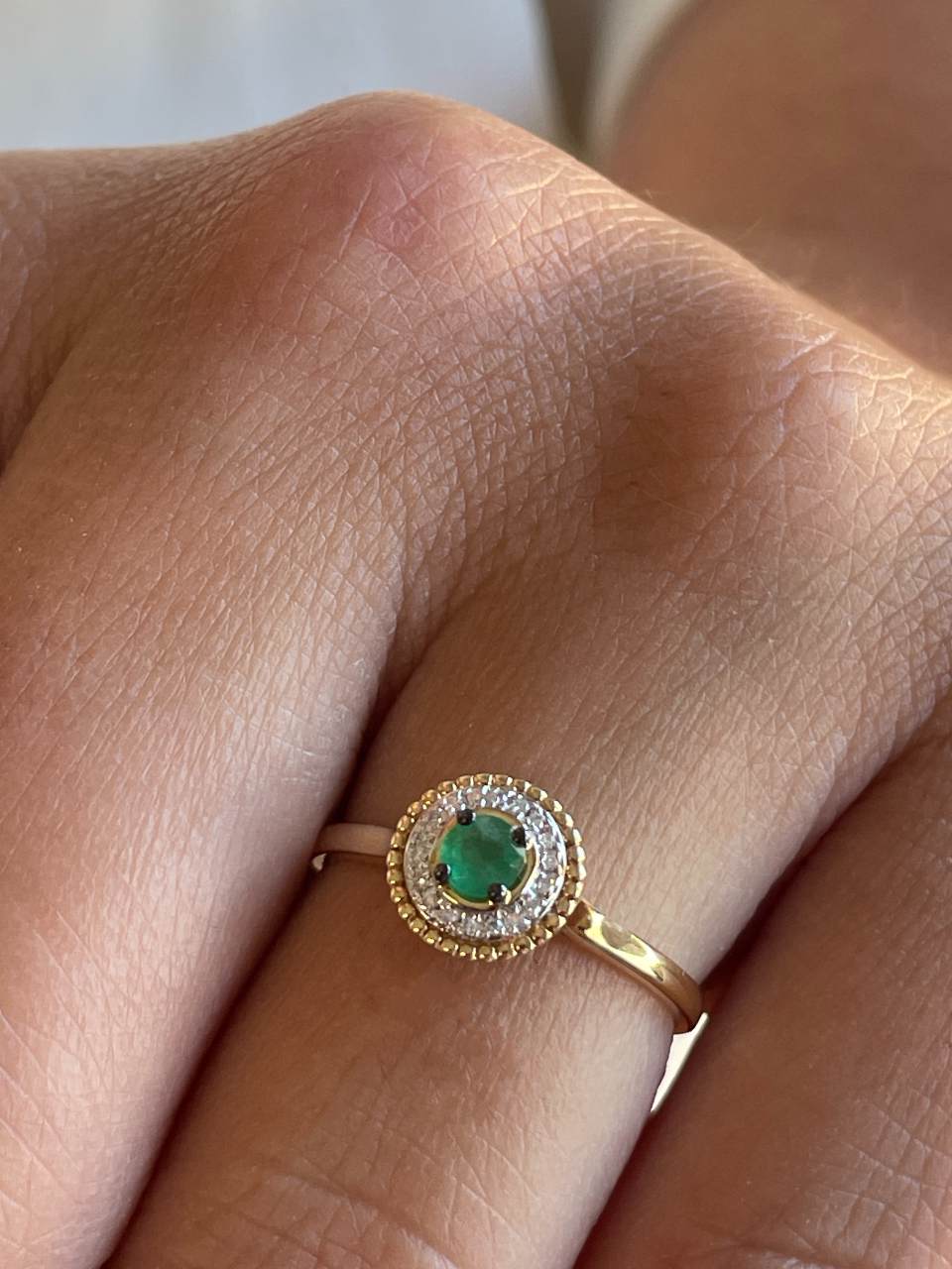 Anillo DIRNA con esmeralda y brillantes en oro amarillo y blanco de 14 ktes.
