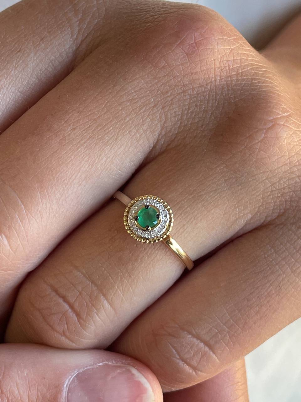 Anillo DIRNA con esmeralda y brillantes en oro amarillo y blanco de 14 ktes.