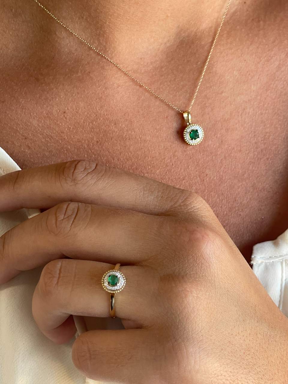 Anillo DIRNA con esmeralda y brillantes en oro amarillo y blanco de 14 ktes.