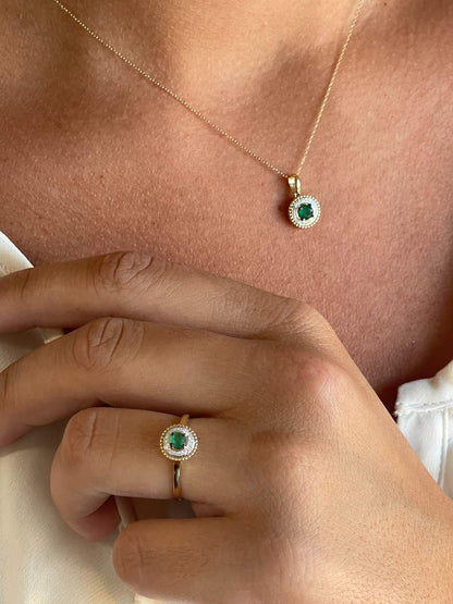 Anillo DIRNA con esmeralda y brillantes en oro amarillo y blanco de 14 ktes.