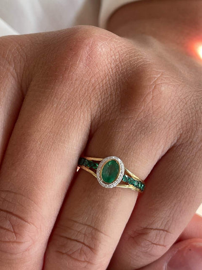 Anillo LIKA con esmeralda y brillantes en oro amarillo y blanco de 14 ktes.