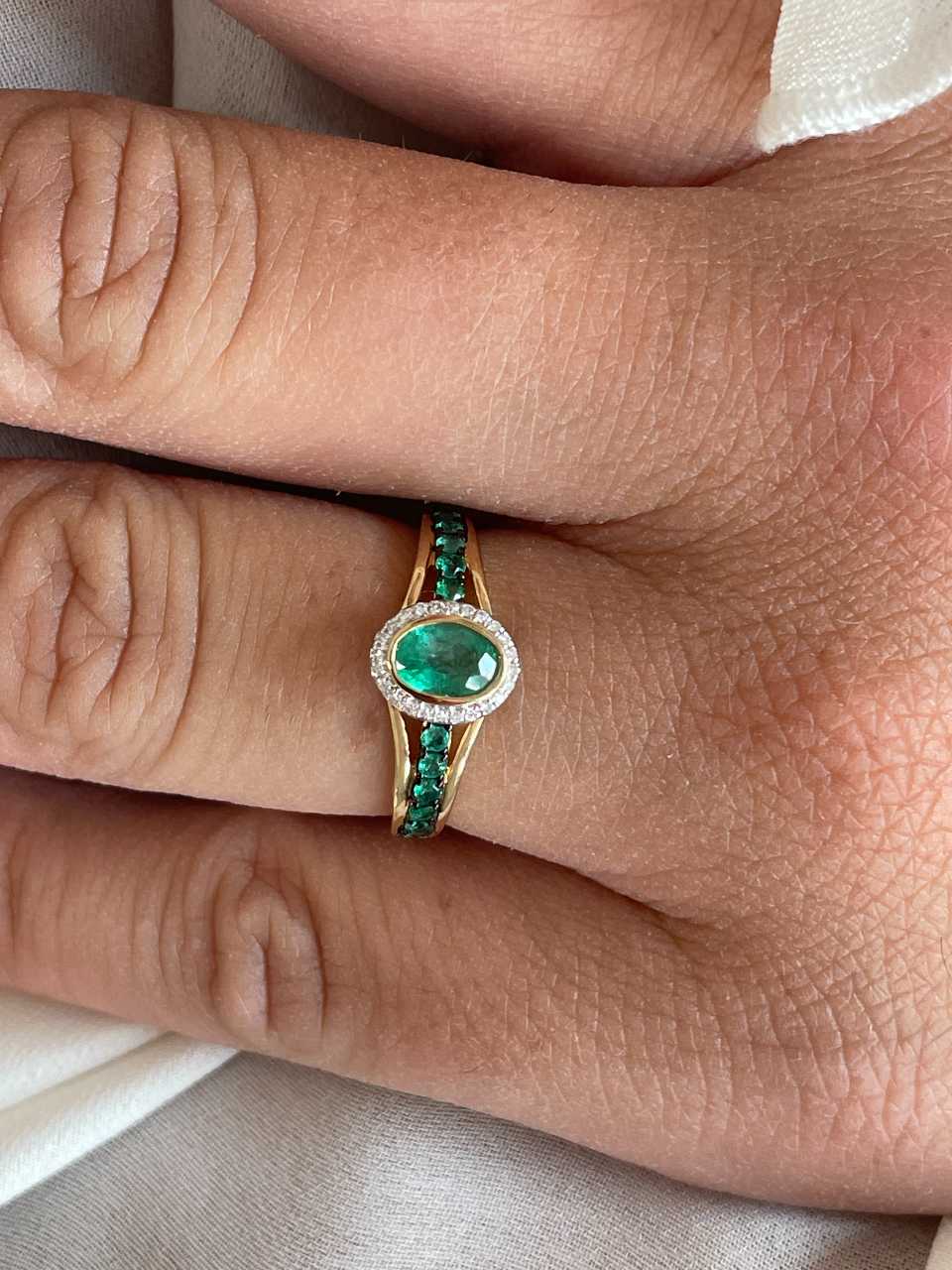 Anillo LIKA con esmeralda y brillantes en oro amarillo y blanco de 14 ktes.