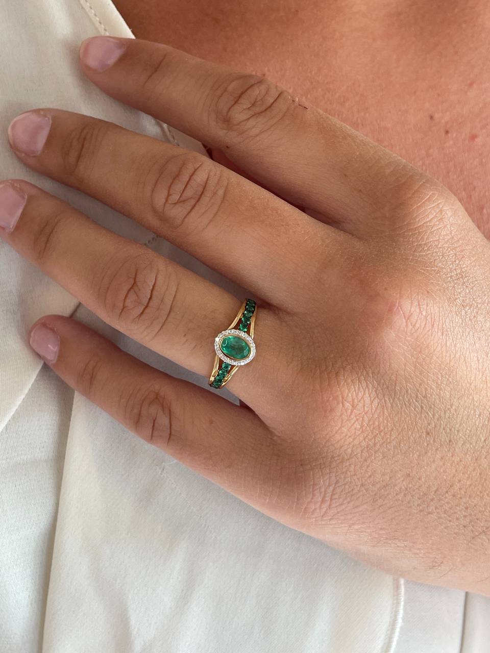 Anillo LIKA con esmeralda y brillantes en oro amarillo y blanco de 14 ktes.