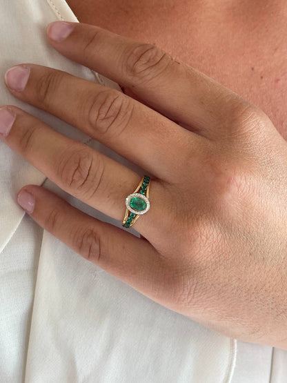 Anillo LIKA con esmeralda y brillantes en oro amarillo y blanco de 14 ktes.