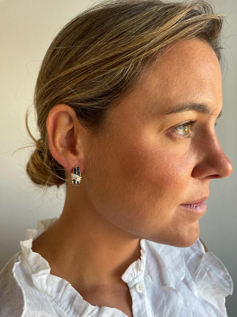 PEUMO short earrings in 18-karat yellow gold and diamonds.