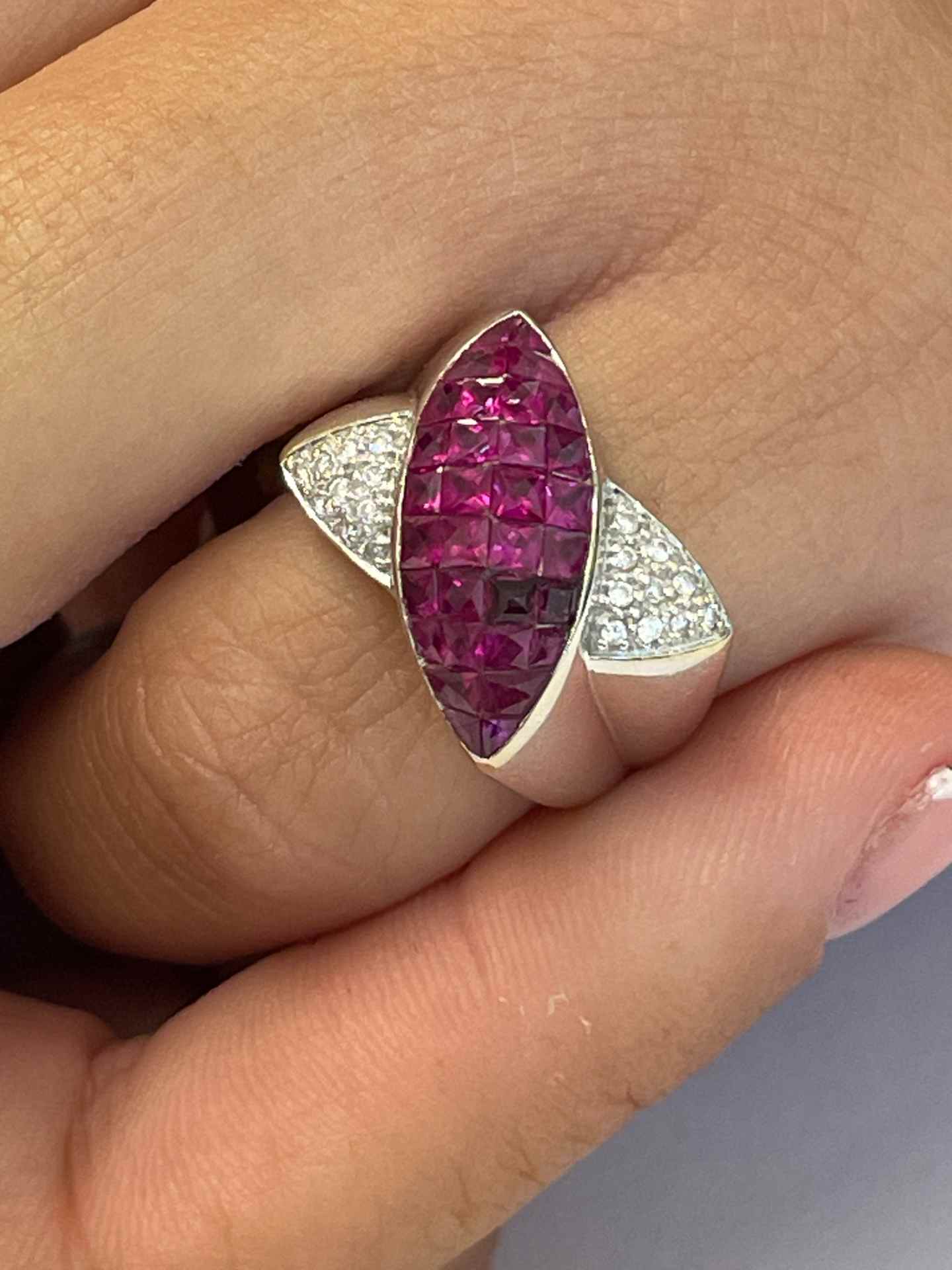 Anillo MANZANARES en oro blanco 18 kilates con rubies y brillantes.