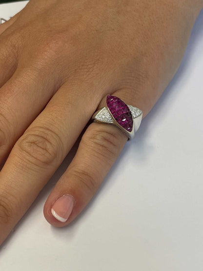 Anillo MANZANARES en oro blanco 18 kilates con rubies y brillantes.