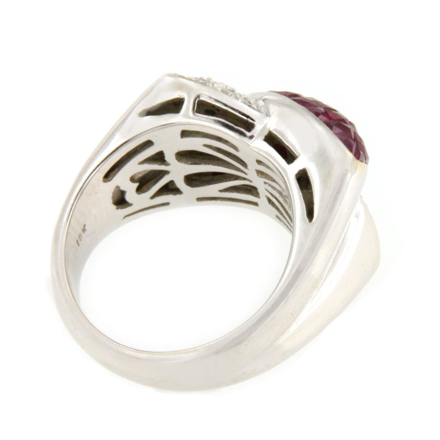 Anillo MANZANARES en oro blanco 18 kilates con rubies y brillantes.