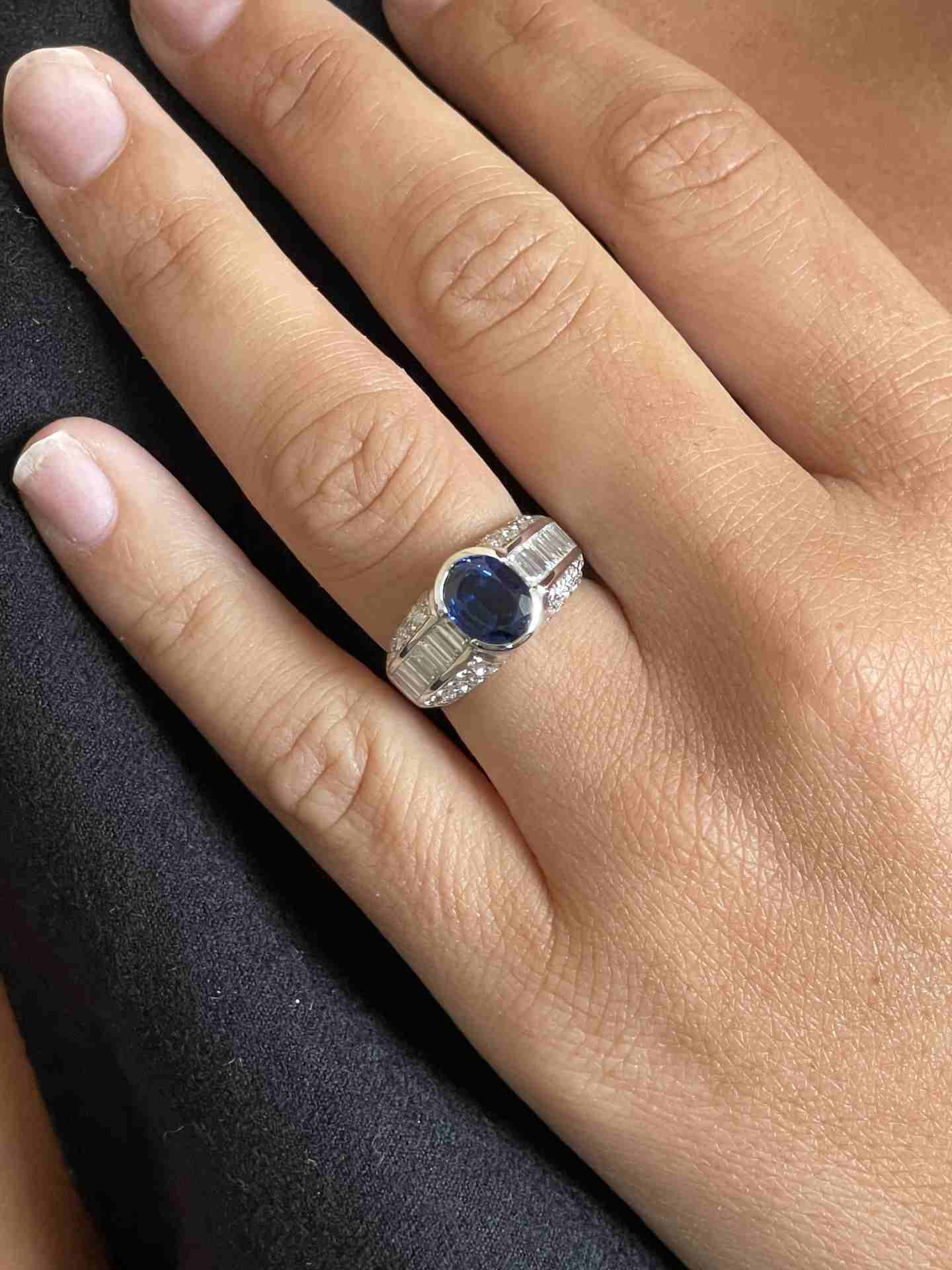 Anillo REIMS en oro blanco 18 ktes con zafiro, brillantes y baguettes