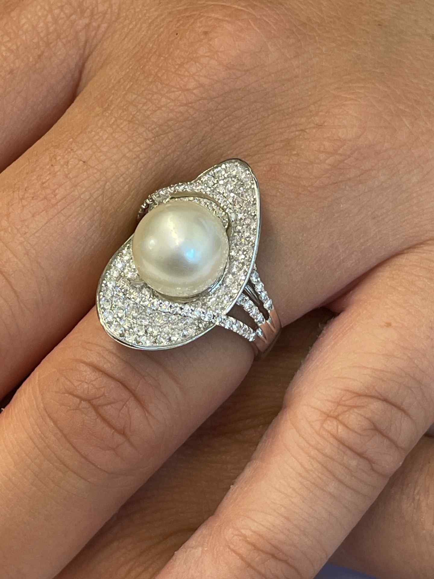Anillo RIPOLLET en oro blanco 18 kilates con perla australiana y brillantes.