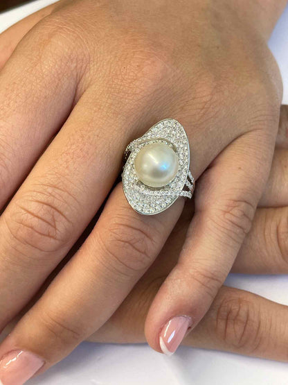 Anillo RIPOLLET en oro blanco 18 kilates con perla australiana y brillantes.
