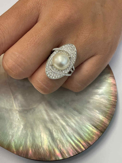 Anillo RIPOLLET en oro blanco 18 kilates con perla australiana y brillantes.