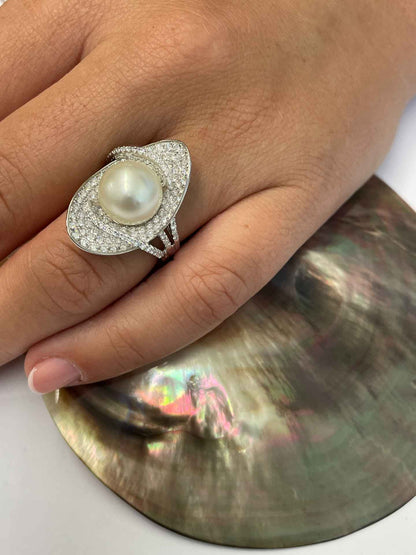 Anillo RIPOLLET en oro blanco 18 kilates con perla australiana y brillantes.