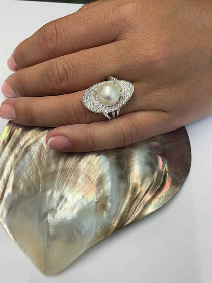 Anillo RIPOLLET en oro blanco 18 kilates con perla australiana y brillantes.