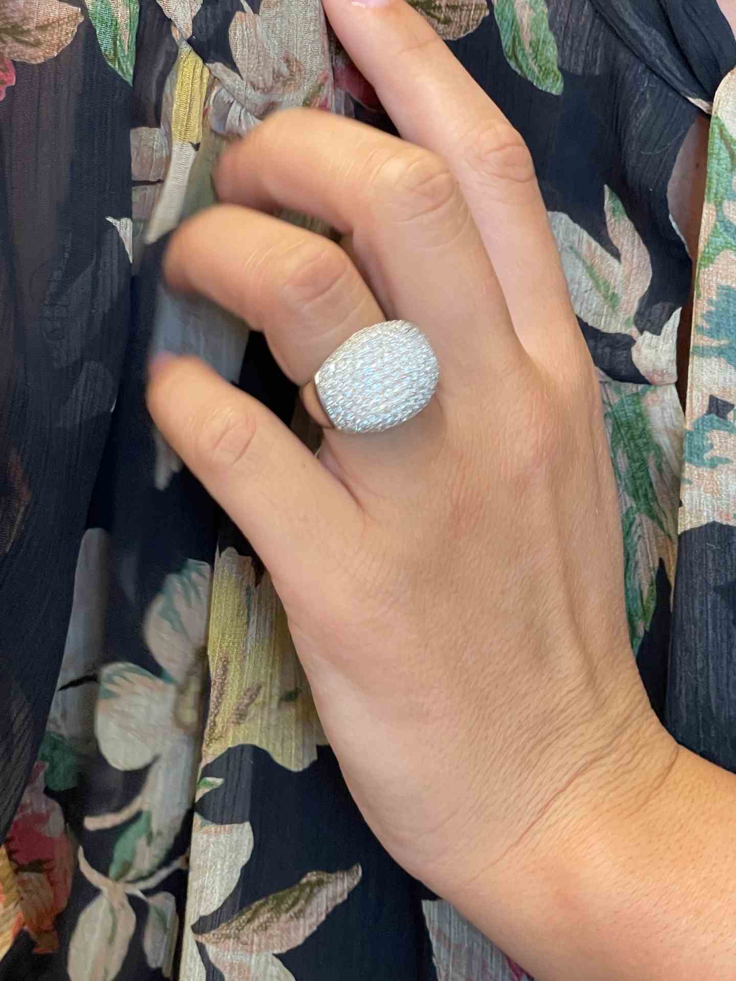 Anillo PALAMOS de oro blanco de 18 ktes con brillantes en pavé.