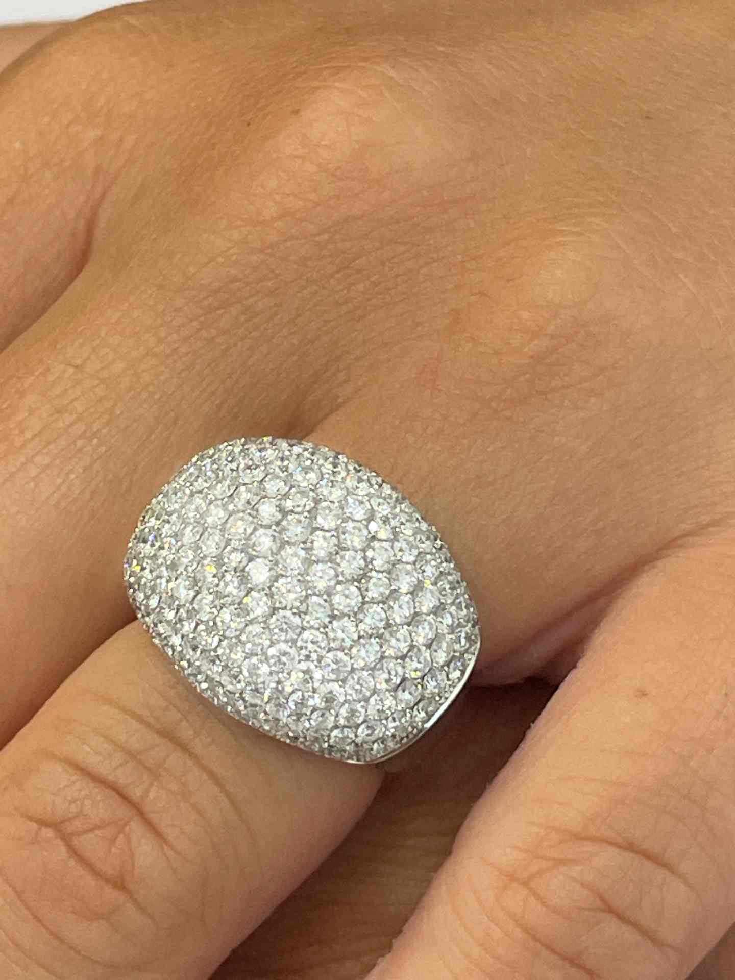 Anillo PALAMOS de oro blanco de 18 ktes con brillantes en pavé.