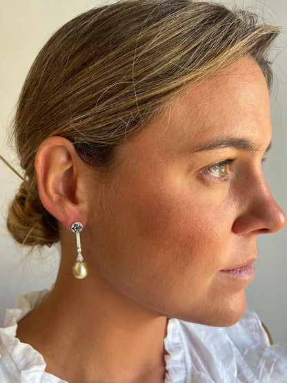 Pendientes PESARO  dormilones desmontables en oro blanco 18 ktes  con piedras.