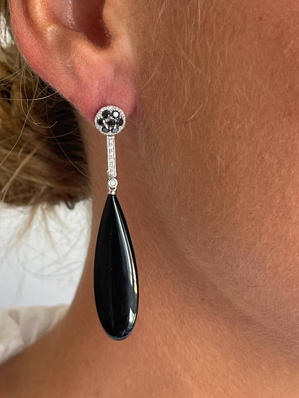 Pendientes PESARO  dormilones desmontables en oro blanco 18 ktes  con piedras.