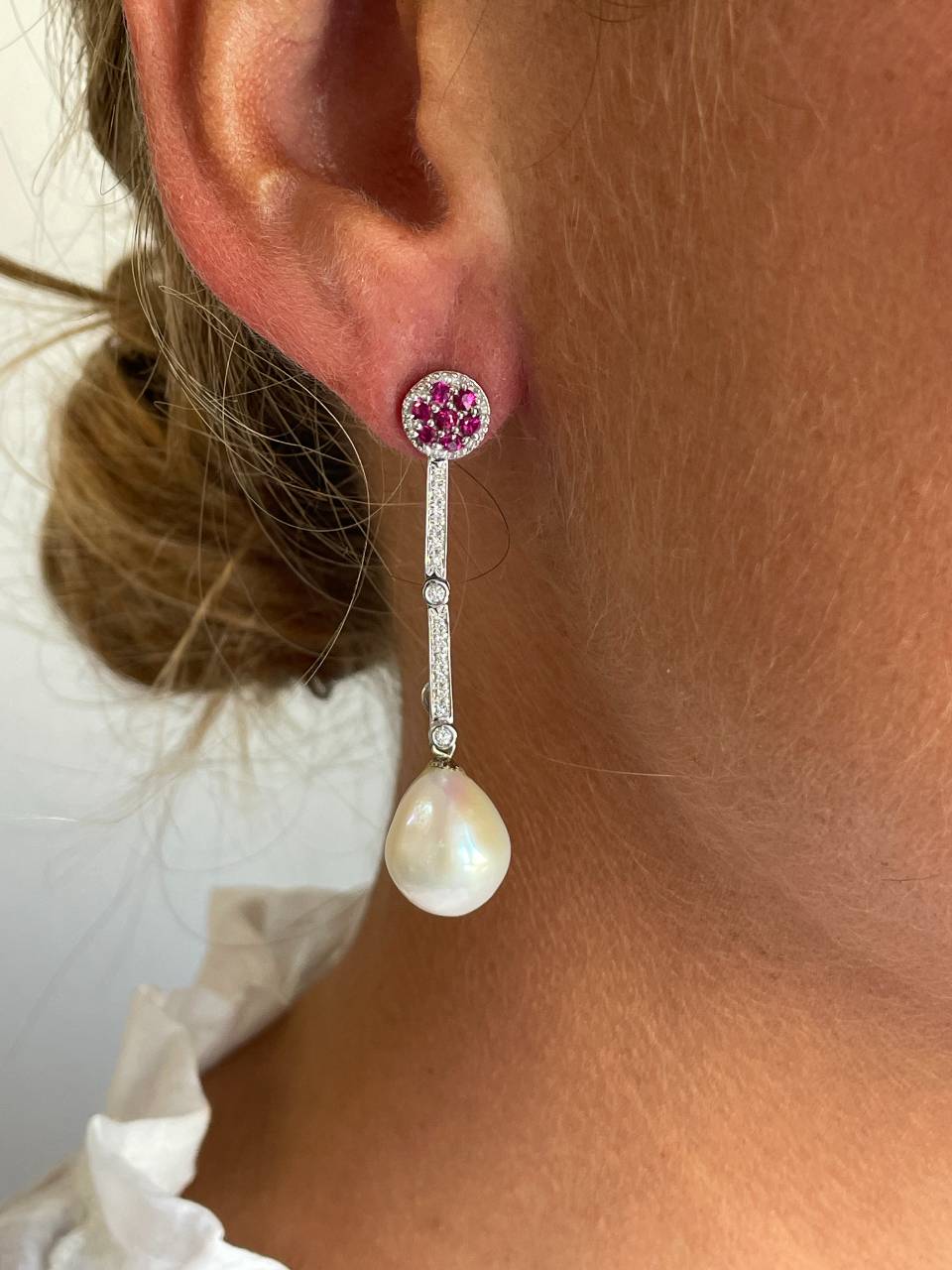 Pendientes PESARO  dormilones desmontables en oro blanco 18 ktes  con piedras.