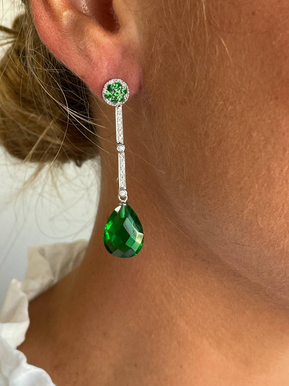Pendientes PESARO  dormilones desmontables en oro blanco 18 ktes  con piedras.