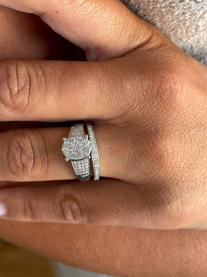 LEEDS oval ring in 18k white gold with diamonds and baguettes.