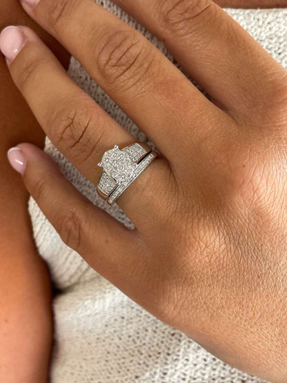 LEEDS oval ring in 18k white gold with diamonds and baguettes.