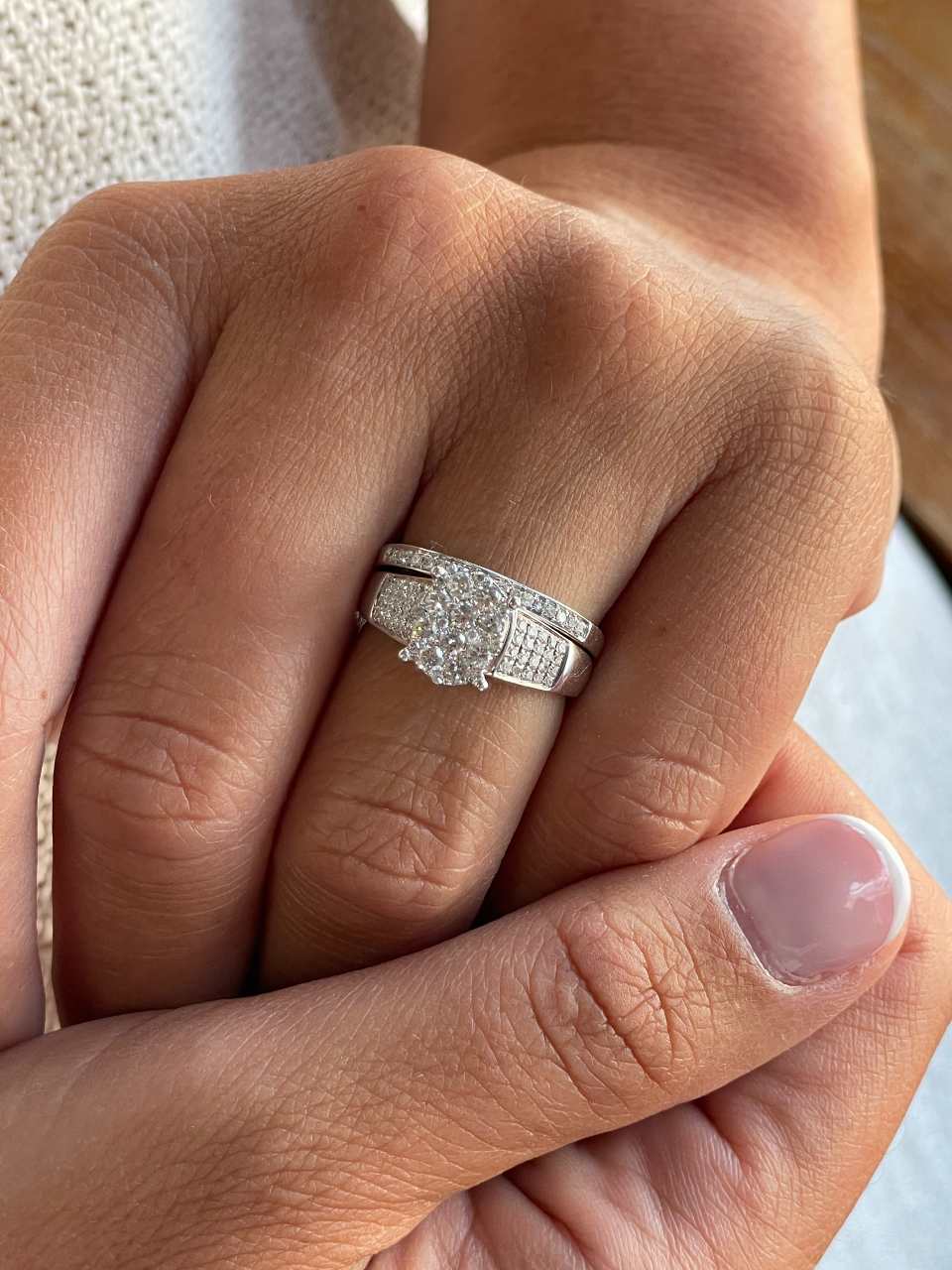 LEEDS oval ring in 18k white gold with diamonds and baguettes.