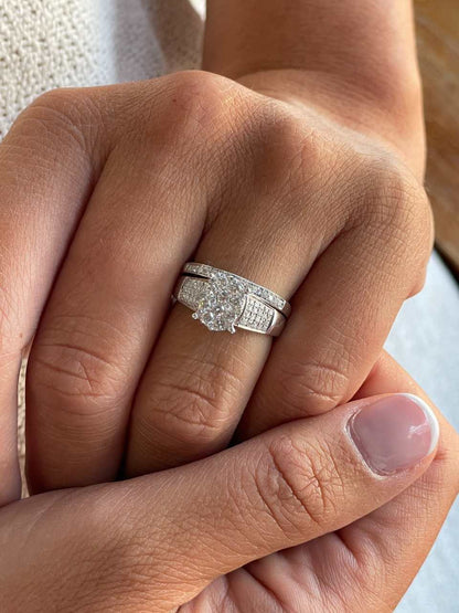 LEEDS oval ring in 18k white gold with diamonds and baguettes.