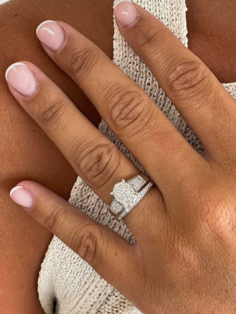 LEEDS oval ring in 18k white gold with diamonds and baguettes.