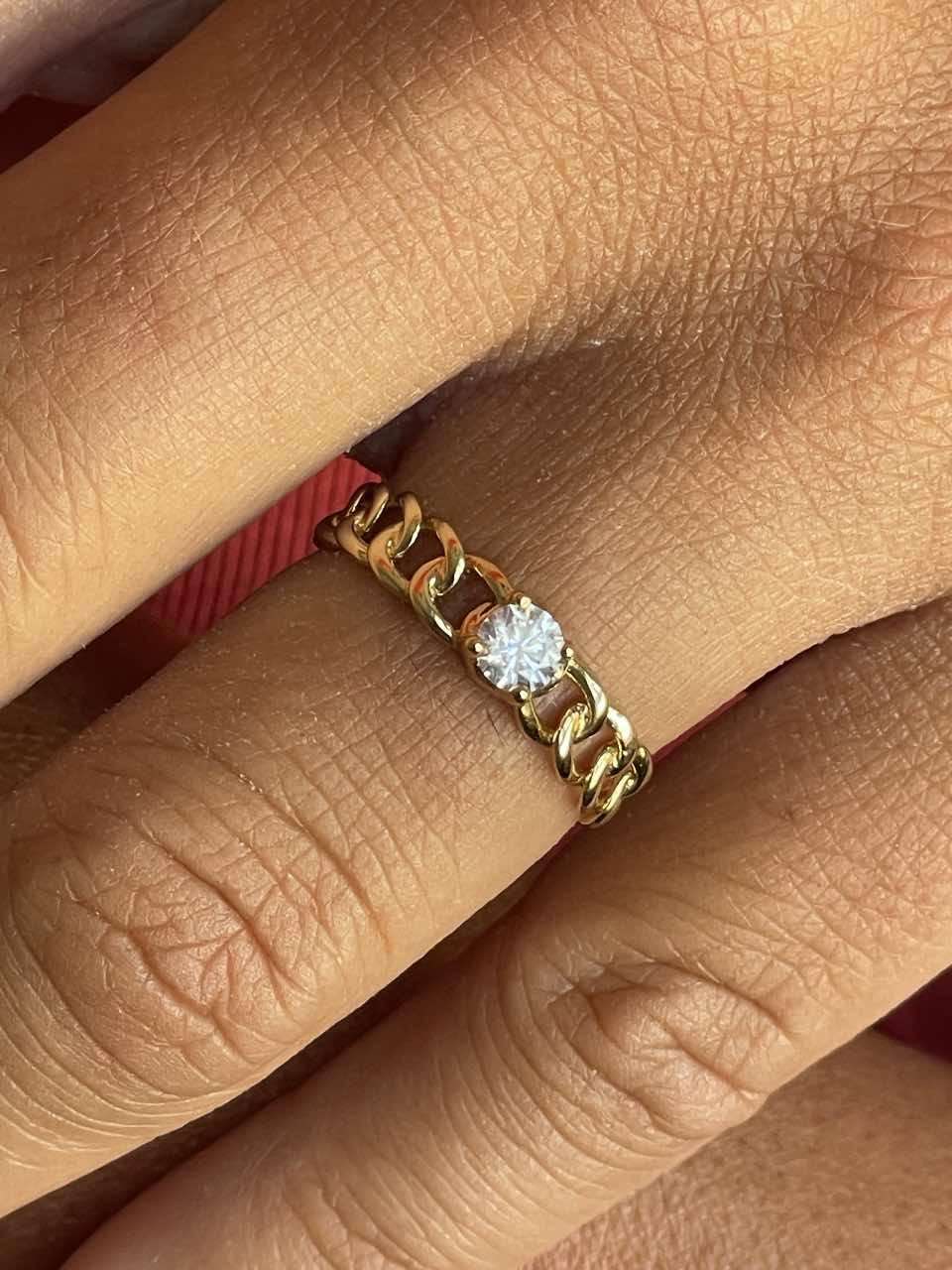 Anillo ELVAS oro amarillo de 18 kilates en brazo barbado con circonita