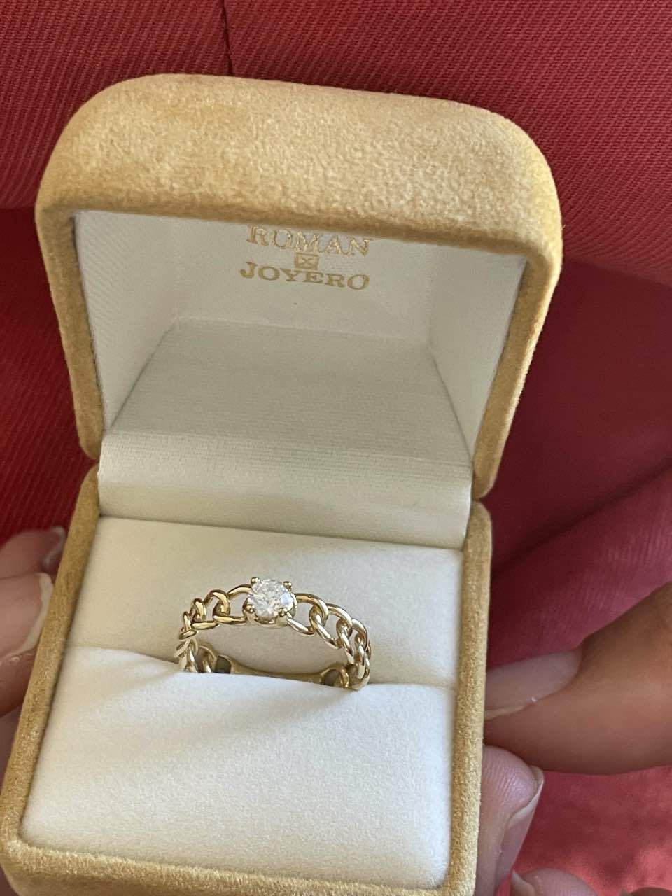 Anillo ELVAS oro amarillo de 18 kilates en brazo barbado con circonita