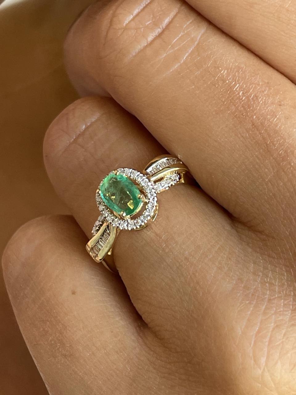 Anillo ERMITAÑO en oro amarillo 18 ktes con esmeralda y brillantes