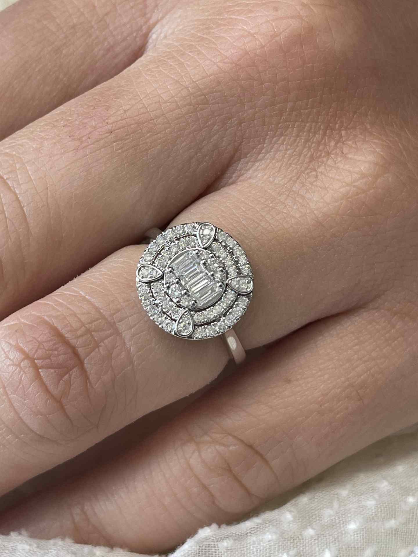 Anillo TOMASA centro redondo baguettes y brillantes en oro blanco